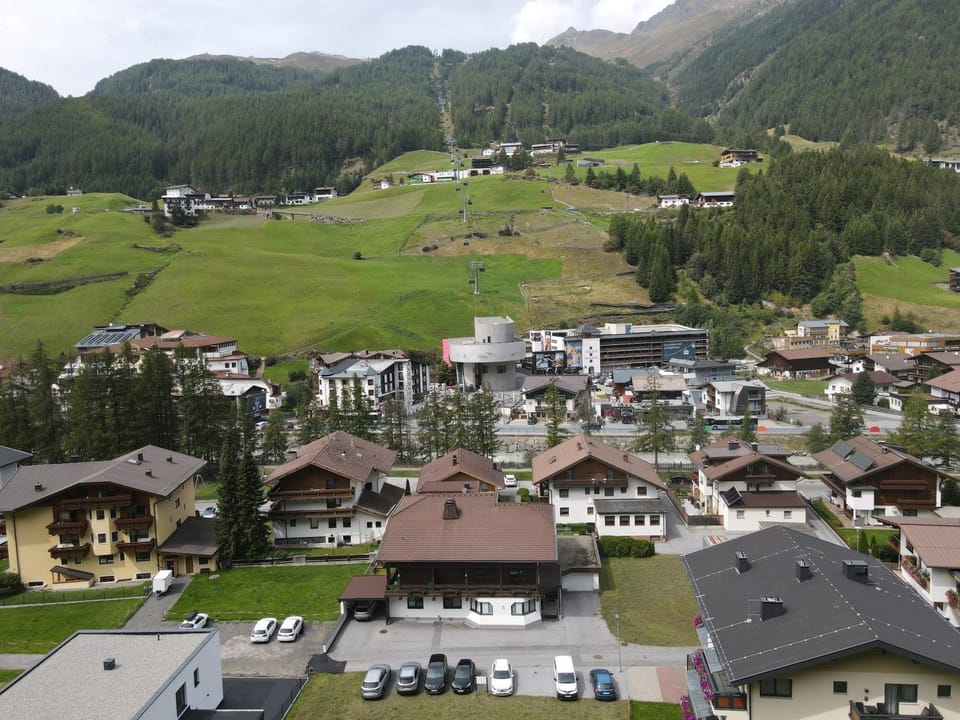 Nearby landmark, Day, Neighbourhood, Natural landscape, Bird's eye view, Mountain view