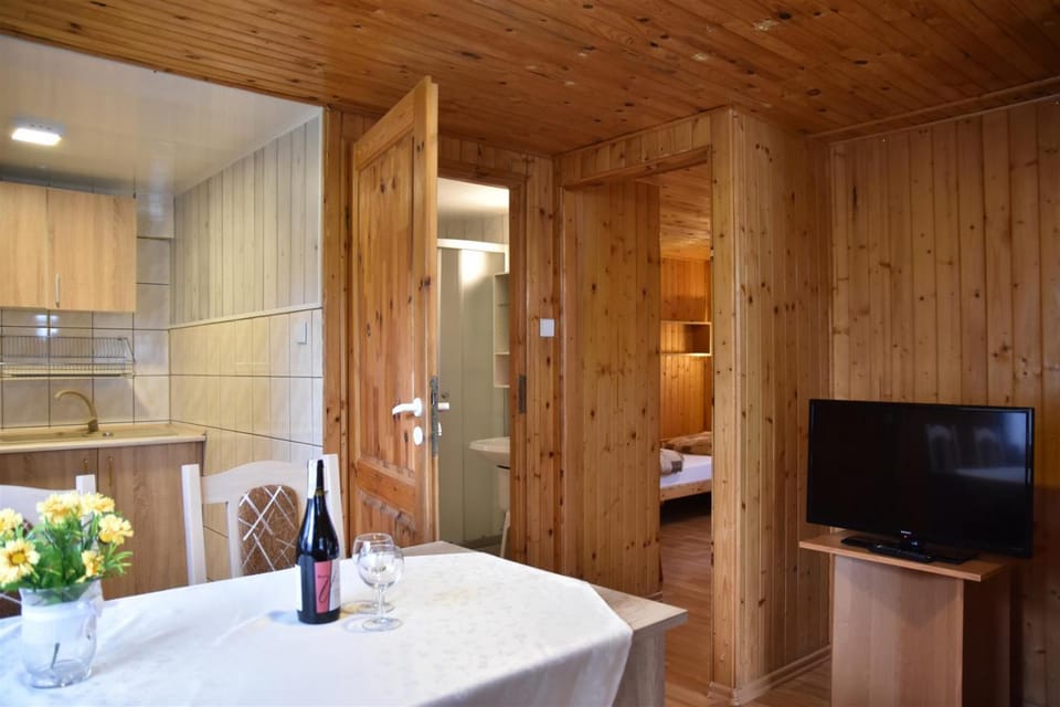 TV and multimedia, Kitchen or kitchenette, Living room, Seating area