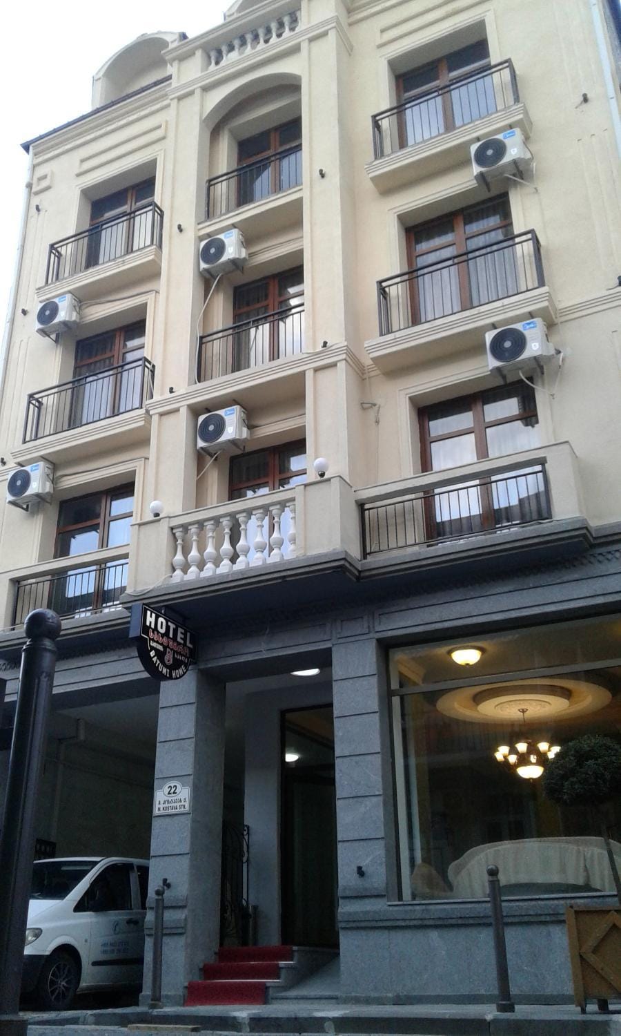 Facade/entrance