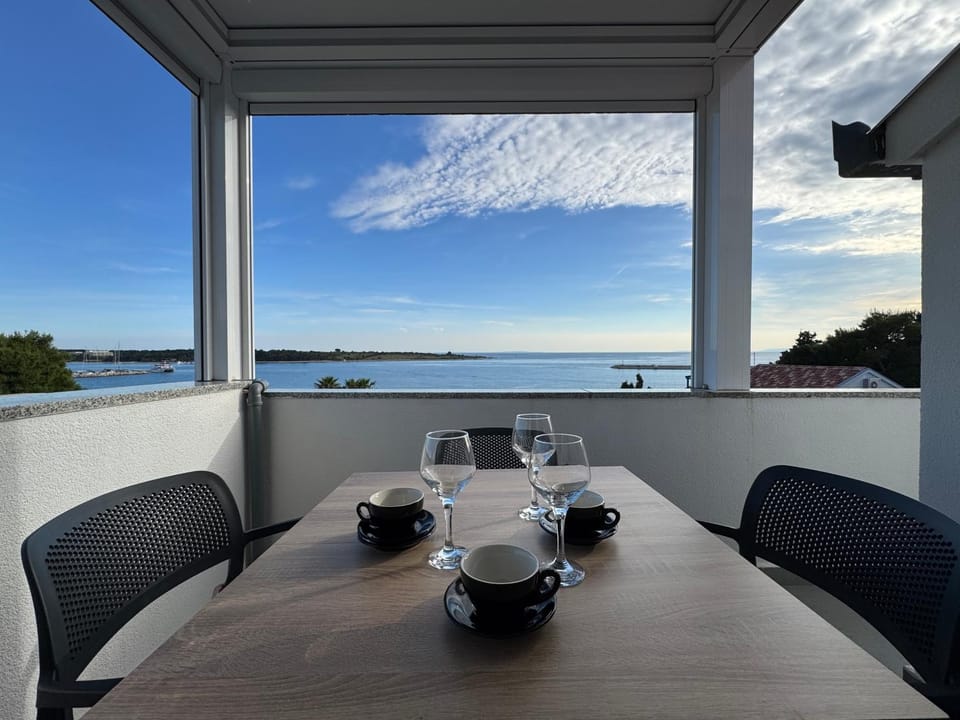Day, Natural landscape, View (from property/room), Balcony/Terrace, Dining area, Sea view