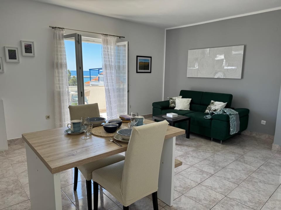 Natural landscape, Living room, Seating area, Dining area