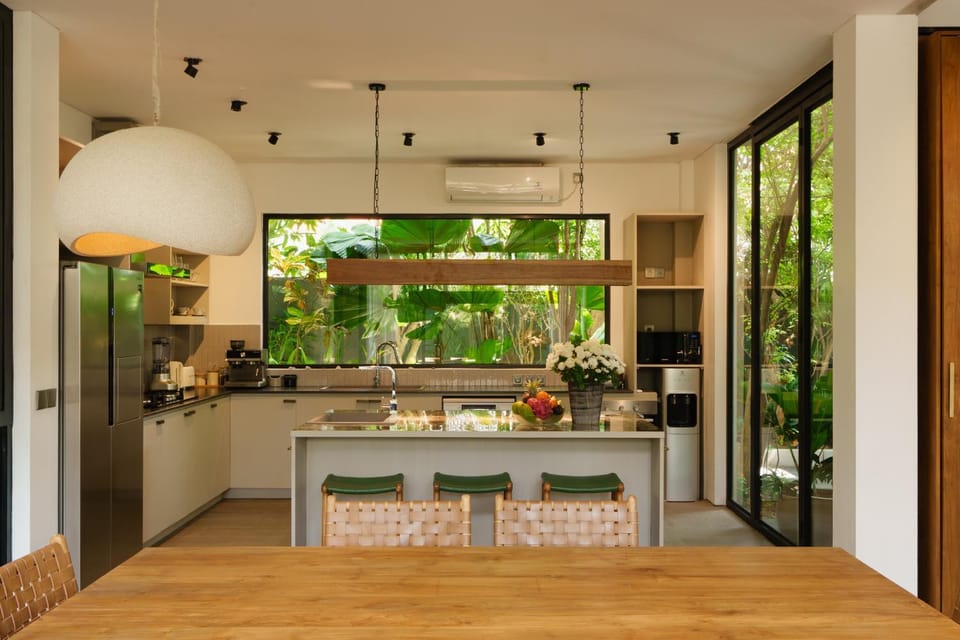 Kitchen or kitchenette, Dining area