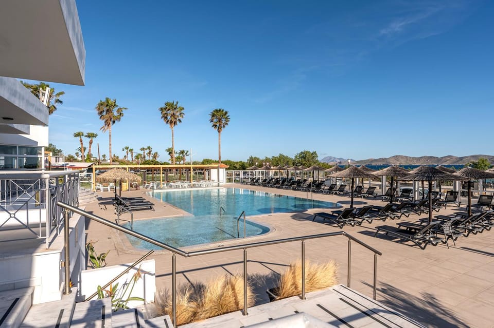 Swimming pool, sunbed
