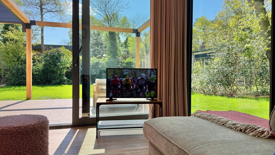 Communal lounge/ TV room, Garden, TV and multimedia, Living room, Garden view