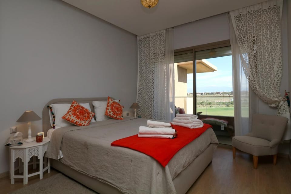 Property building, Bed, Living room, Photo of the whole room, Seating area, Bedroom, towels