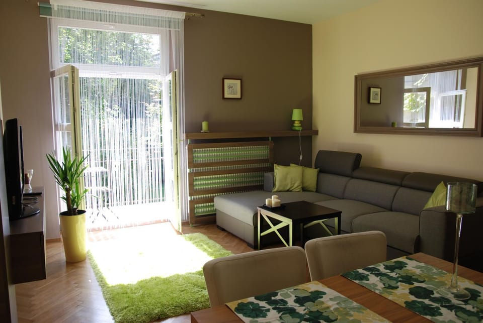 TV and multimedia, Balcony/Terrace, Living room, Dining area, Garden view