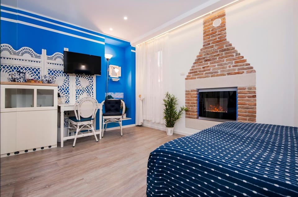 Bed, TV and multimedia, Photo of the whole room, Seating area, Dining area, Bedroom