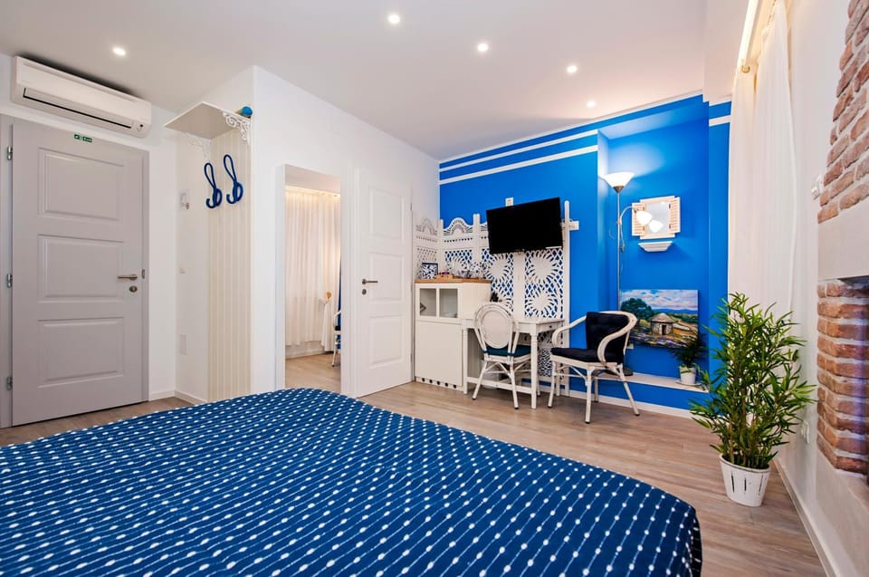 Bed, TV and multimedia, Photo of the whole room, Seating area, Bedroom, wardrobe, air conditioner