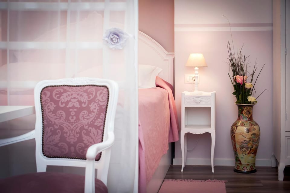 Bed, Seating area, Bedroom