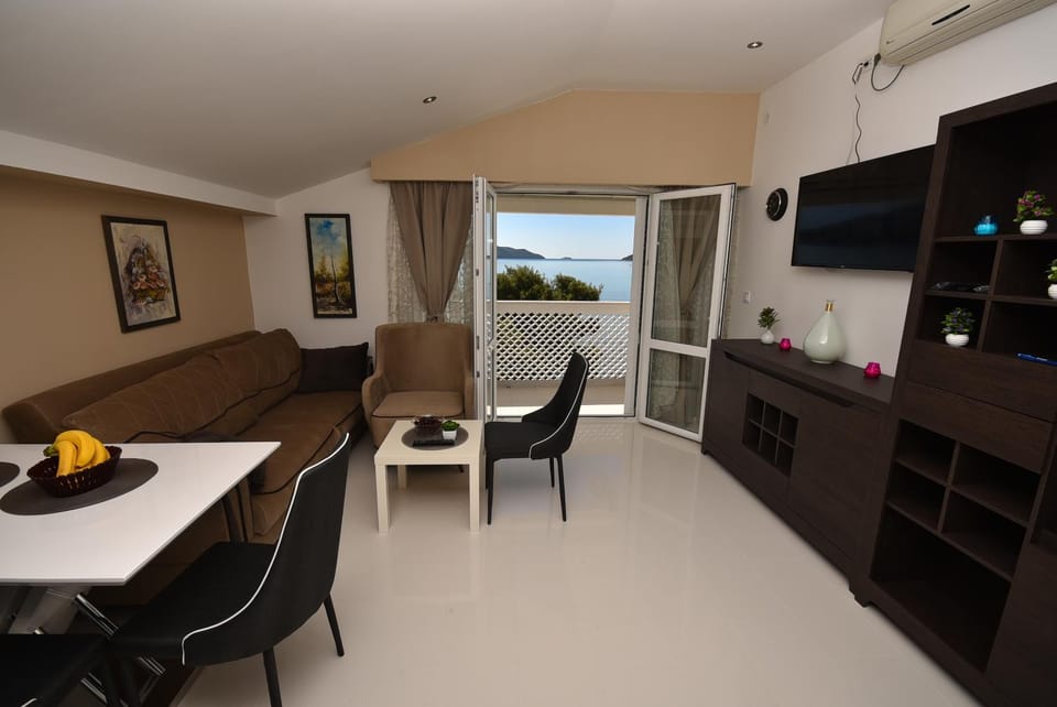 TV and multimedia, Kitchen or kitchenette, Living room, Seating area, Dining area