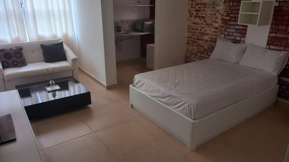 Bed, Kitchen or kitchenette, Seating area, Bedroom