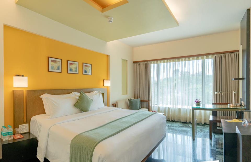 Photo of the whole room, Garden view