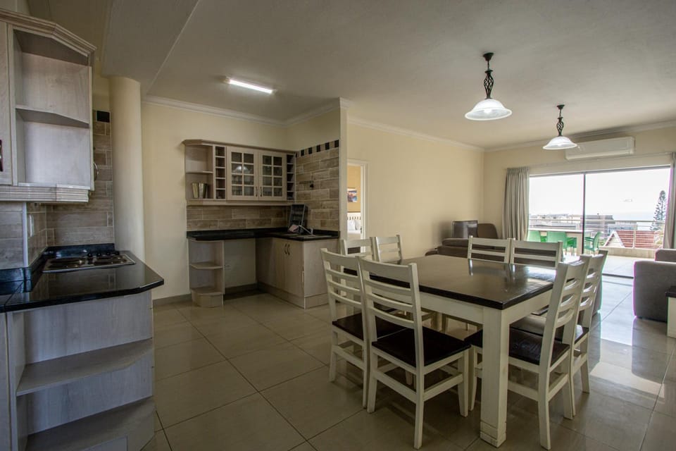 Kitchen or kitchenette, Dining area, oven, stove