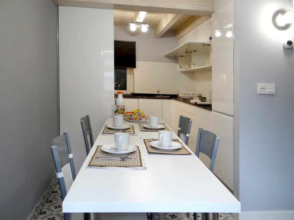 Kitchen or kitchenette, Dining area