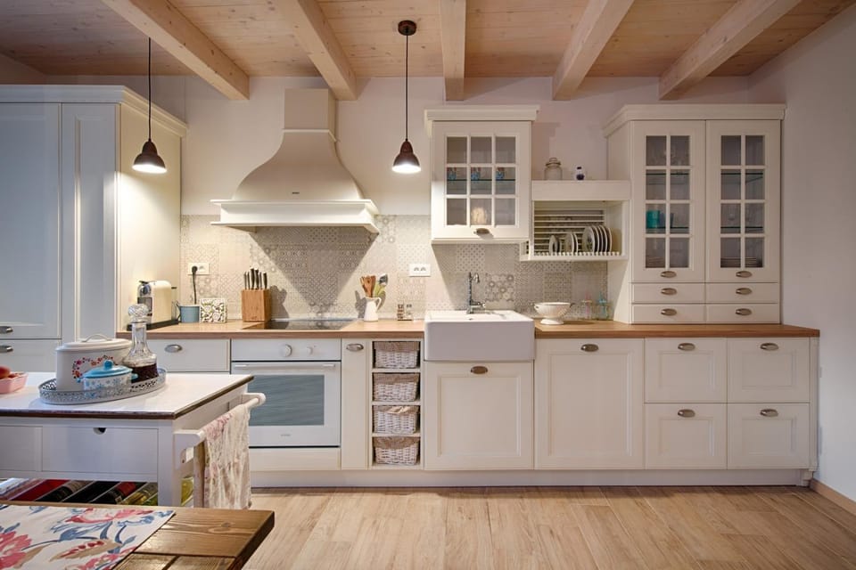 Kitchen or kitchenette, Dining area