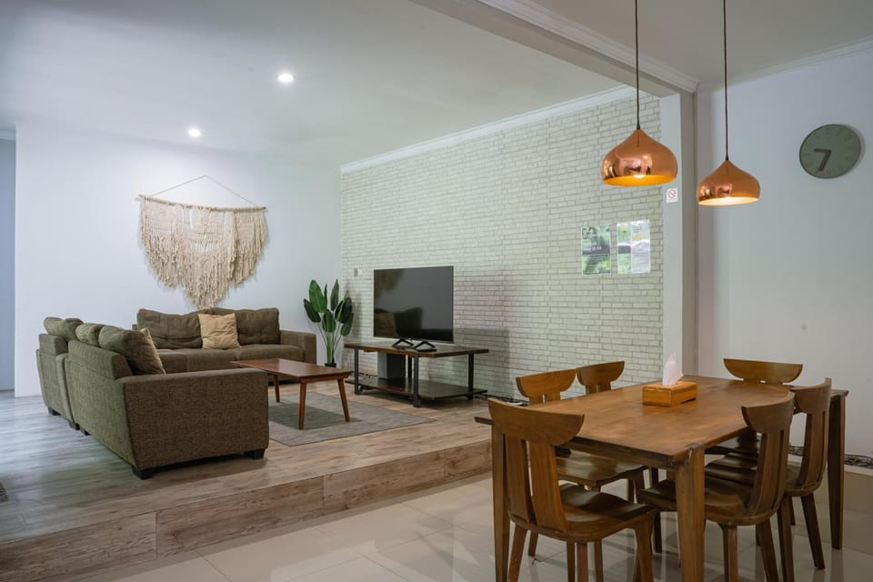 Communal lounge/ TV room, TV and multimedia, Living room, Seating area, Dining area