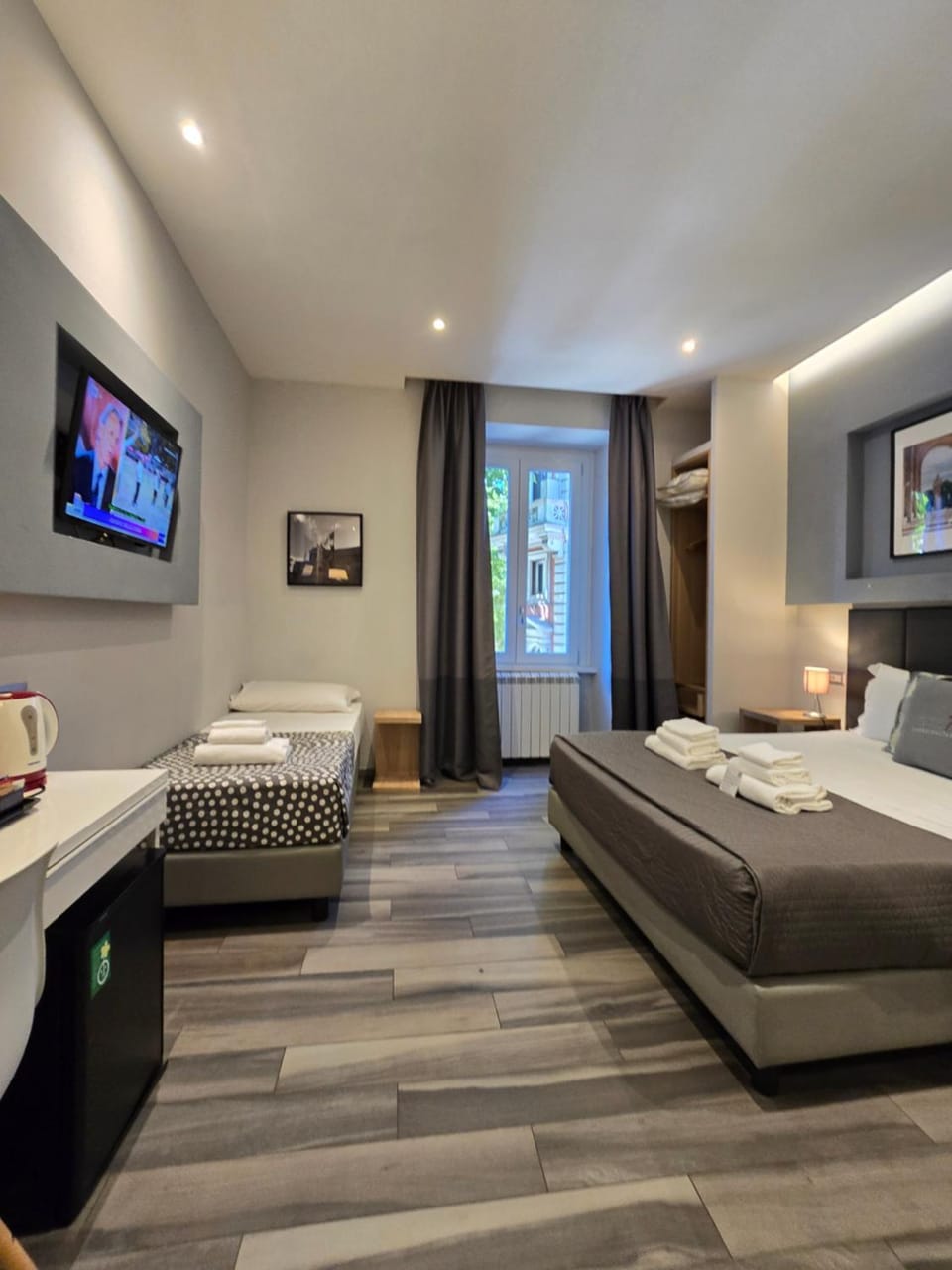 Photo of the whole room, Bedroom