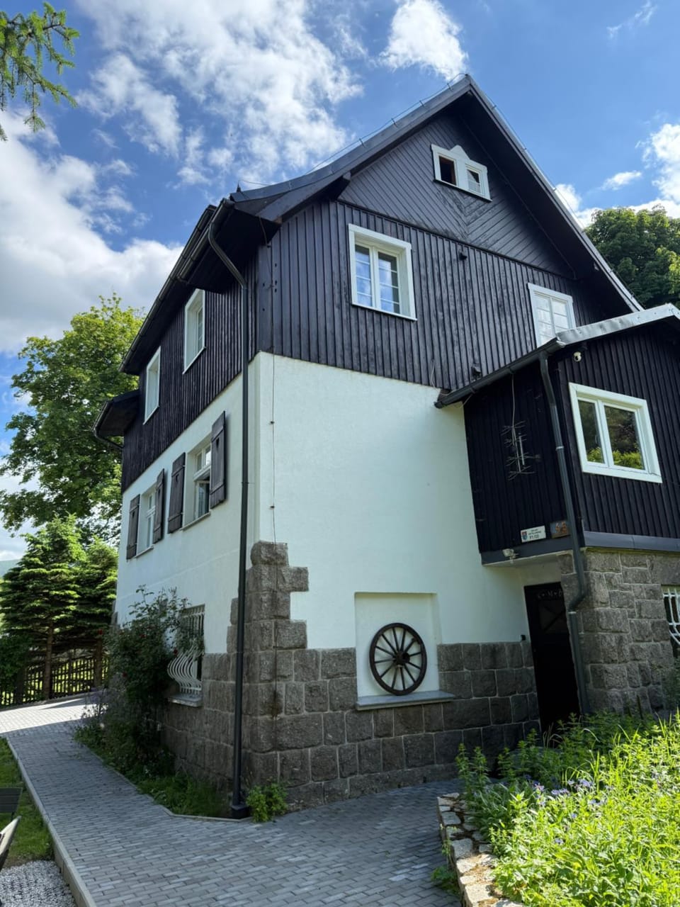 Pod Jeleńcem willa i dom z widokiem na Śnieżkę blisko Wang Bed and Breakfast in Lower Silesian Voivodeship