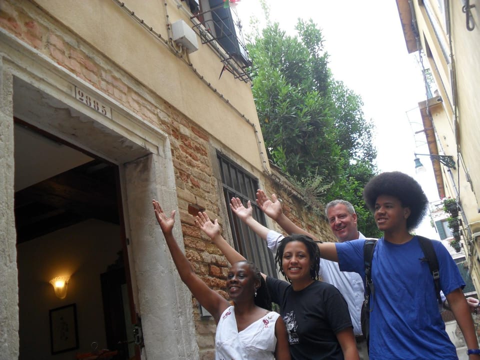 Facade/entrance, People, group of guests