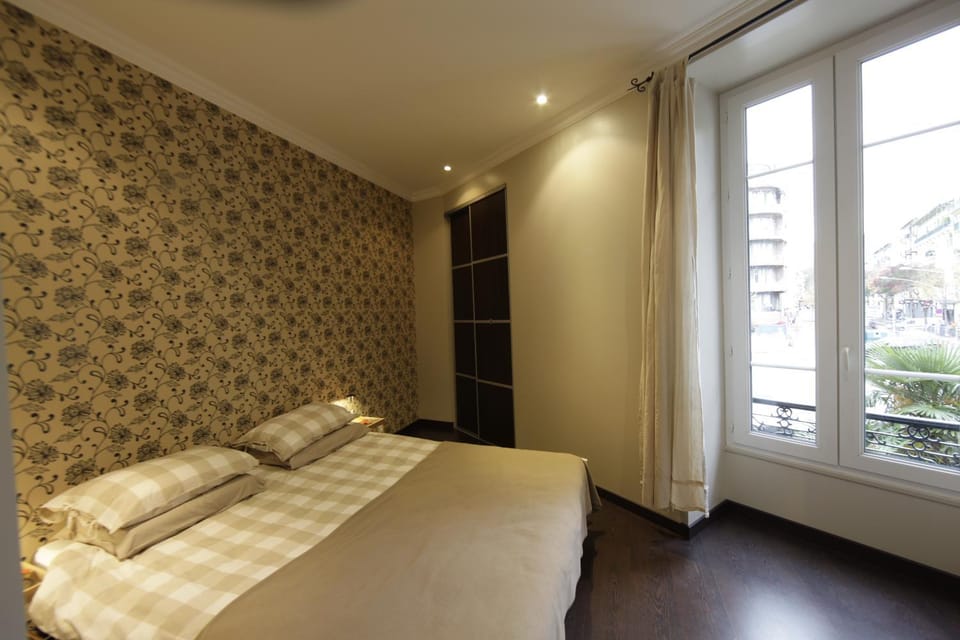 Bed, Day, Bedroom, Autumn, On site, City view, Street view