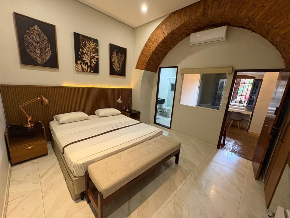 Bed, TV and multimedia, Photo of the whole room, Bedroom