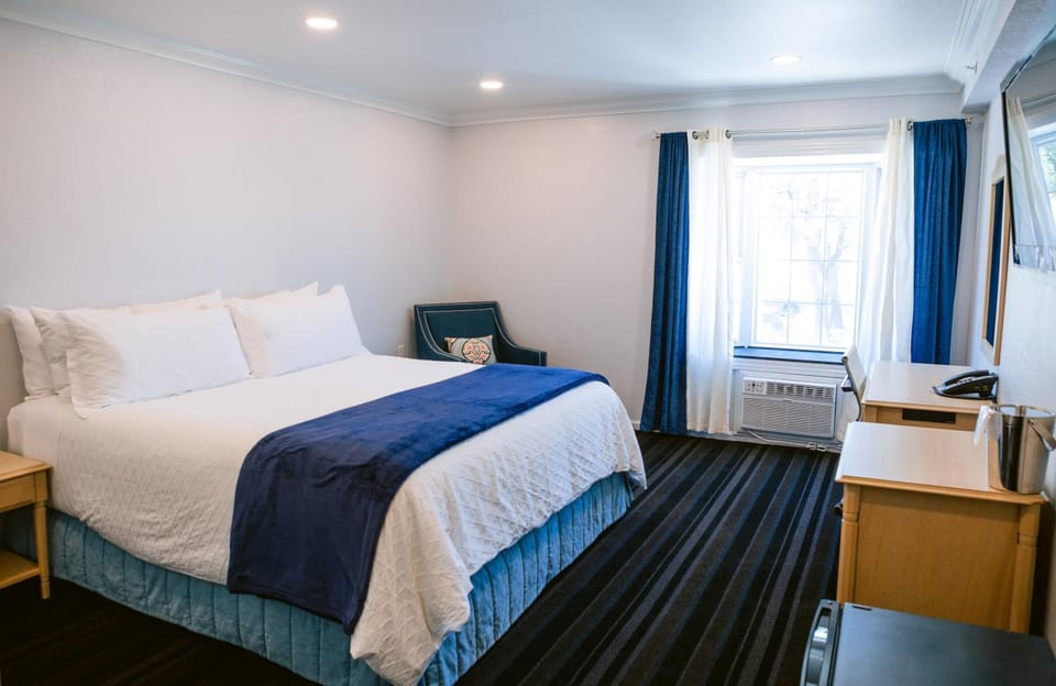Bed, TV and multimedia, Photo of the whole room, Bedroom, hair dresser, towels