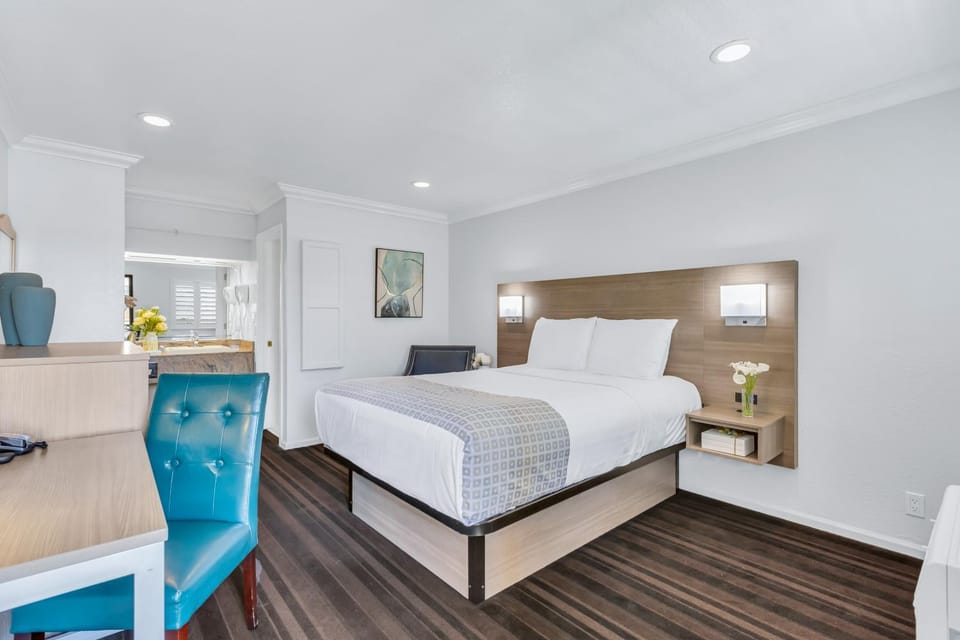 Photo of the whole room, Bedroom, hair dresser