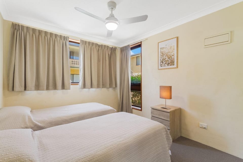 Unit 2 8 Banks Avenue Apartment in Tweed Heads