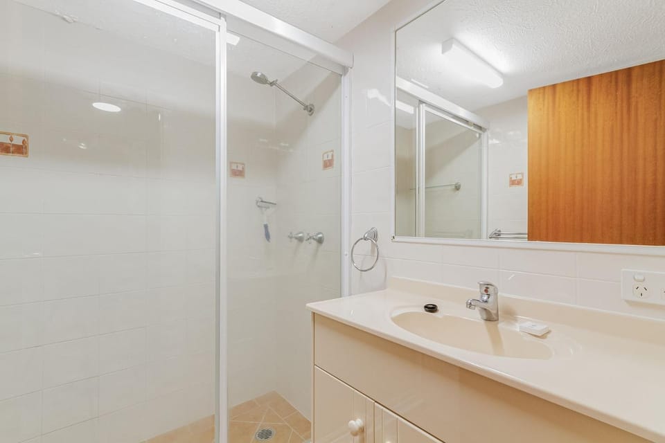 Unit 2 8 Banks Avenue Apartment in Tweed Heads