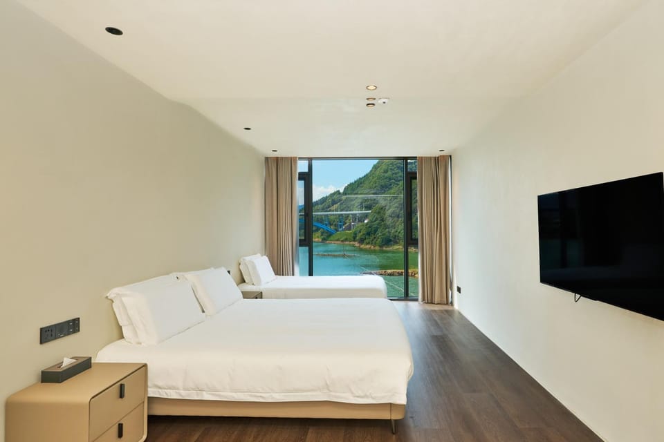 Bed, Natural landscape, Photo of the whole room