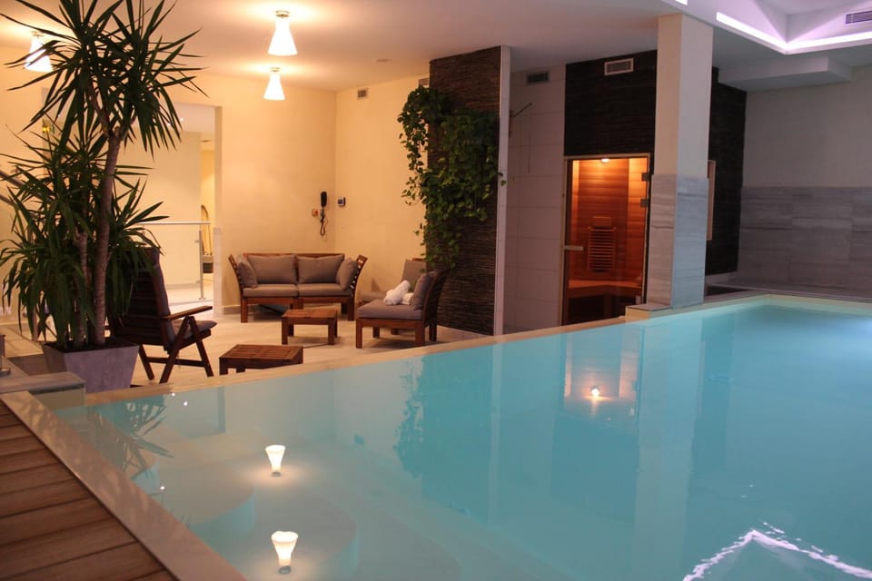 Massage, Sauna, Solarium, Spa and wellness centre/facilities, Swimming pool, Swimming pool