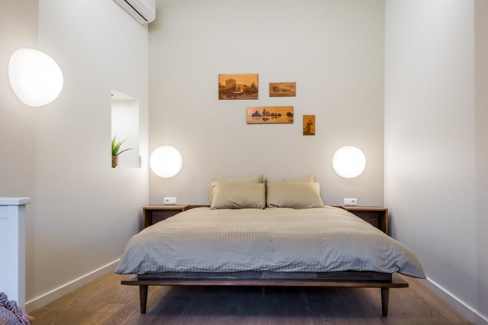 Photo of the whole room, Bedroom