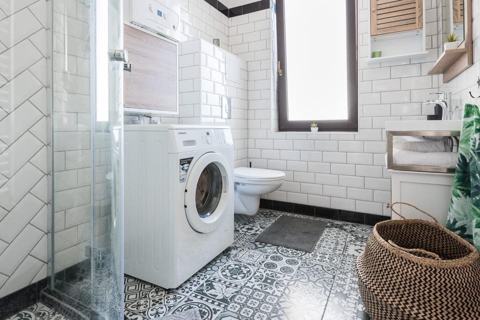 Shower, Toilet