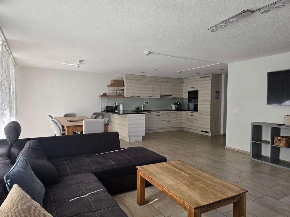 TV and multimedia, Kitchen or kitchenette, Living room, Seating area, Dining area