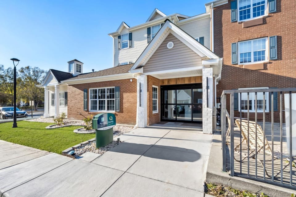 Property building, Facade/entrance, Day, Neighbourhood, Street view