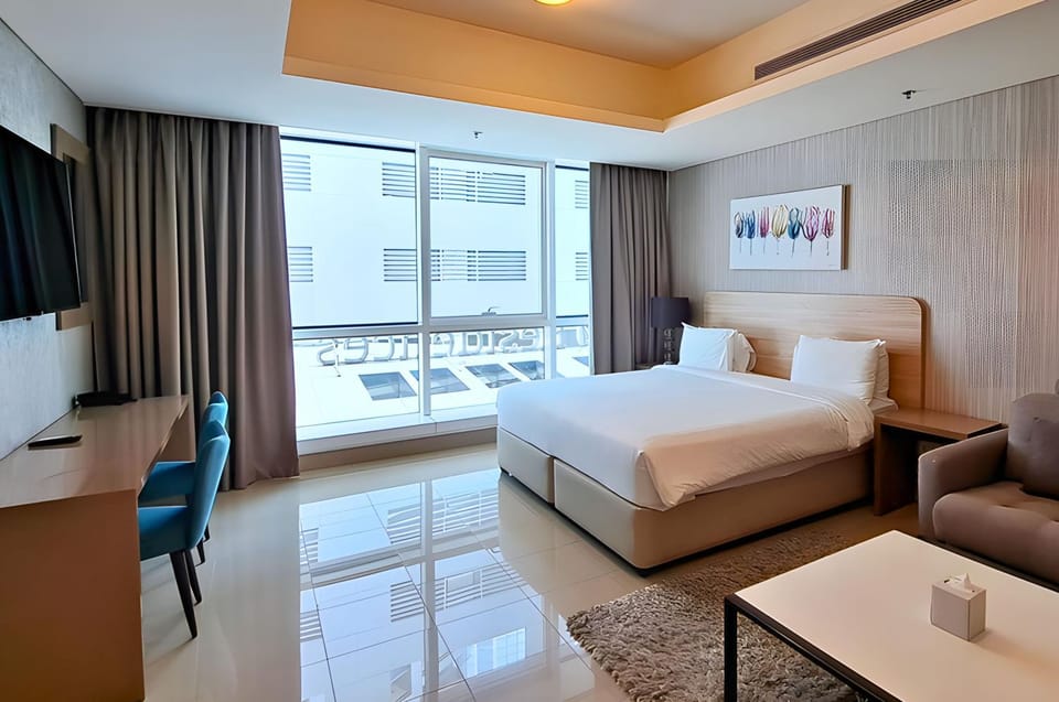 Bed, TV and multimedia, Living room, Photo of the whole room, Seating area, Bedroom