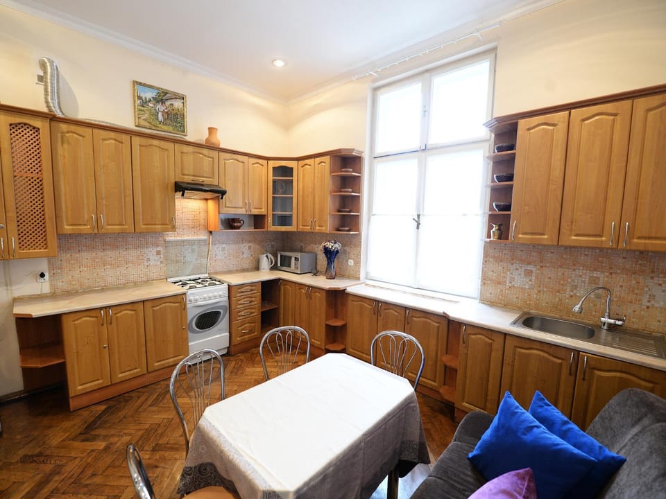 Coffee/tea facilities, Kitchen or kitchenette, Seating area, Dining area