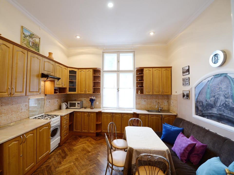 Coffee/tea facilities, Kitchen or kitchenette, Seating area, Dining area