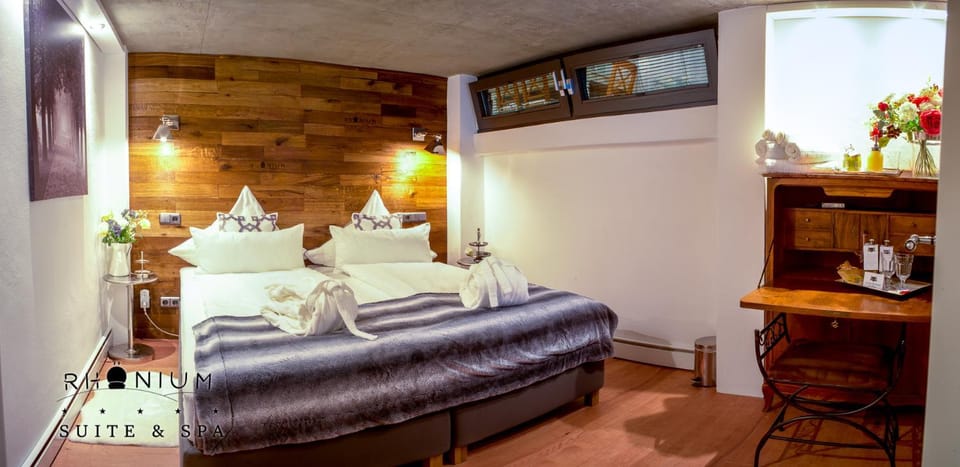 Bed, Other, Photo of the whole room, Decorative detail, Bedroom