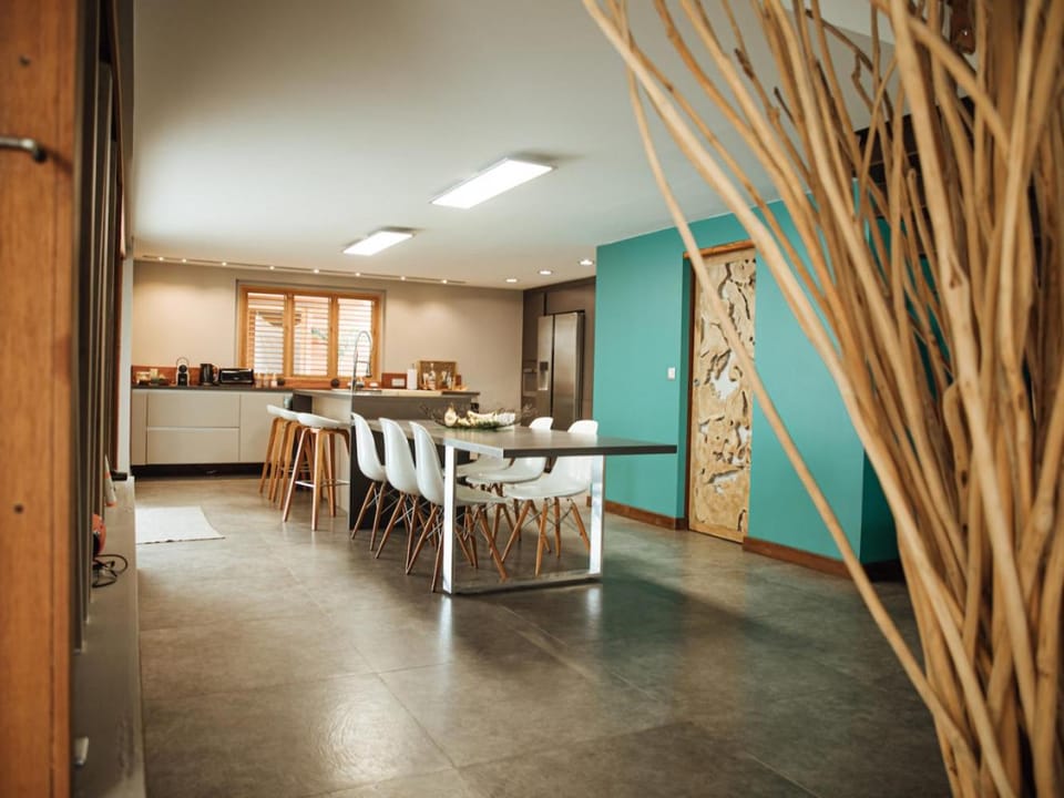 Kitchen or kitchenette, Dining area