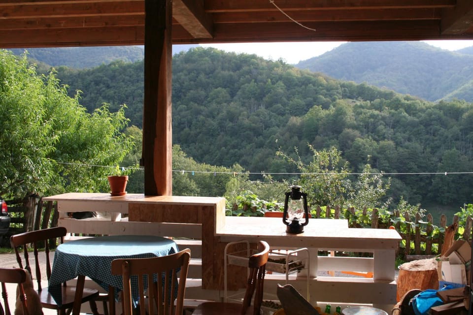 Property building, Balcony/Terrace, Communal kitchen, Mountain view, Drinks