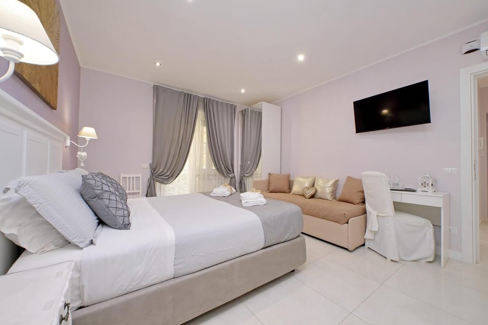 Bed, TV and multimedia, Photo of the whole room, Bedroom