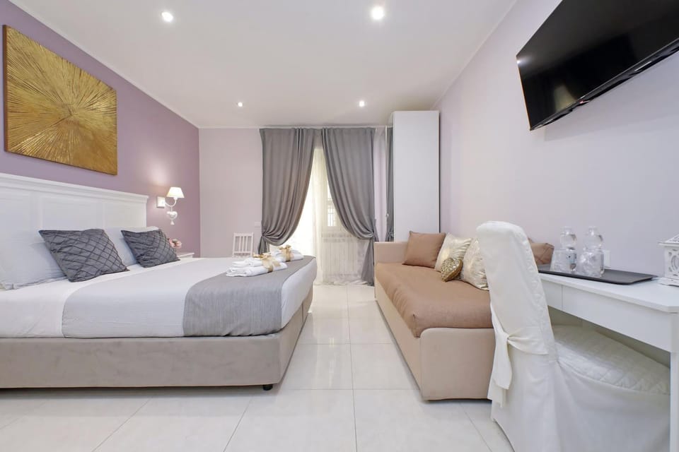 Bed, TV and multimedia, Balcony/Terrace, Photo of the whole room, Bedroom, safe, wardrobe