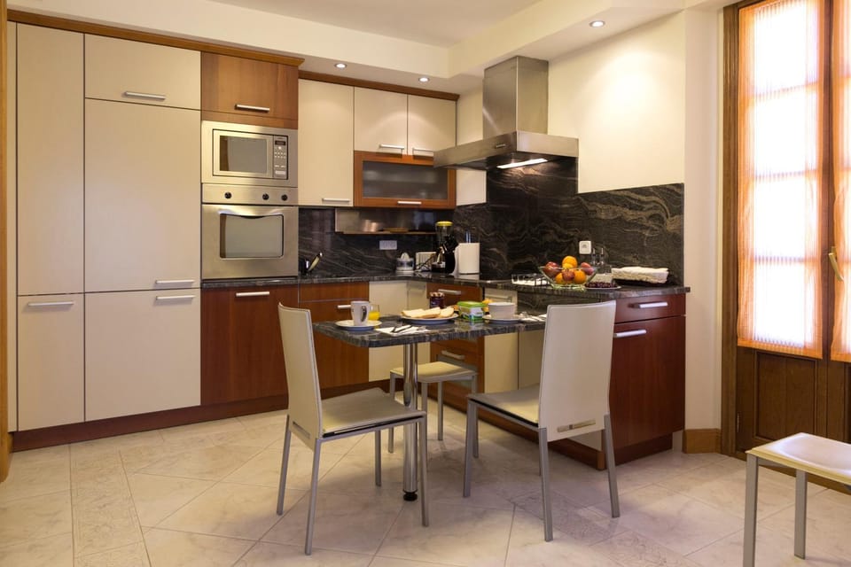 Kitchen or kitchenette, Dining area, oven, toaster