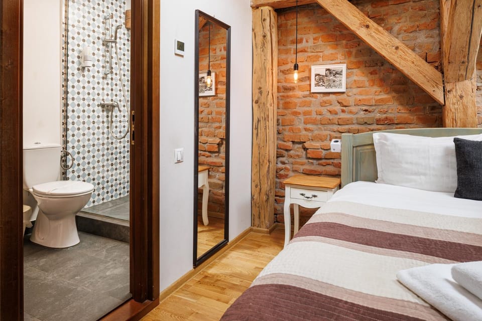 Shower, Toilet, Bed, Photo of the whole room, Seating area