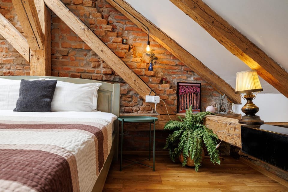 Bed, Photo of the whole room, Decorative detail, Seating area, Bedroom
