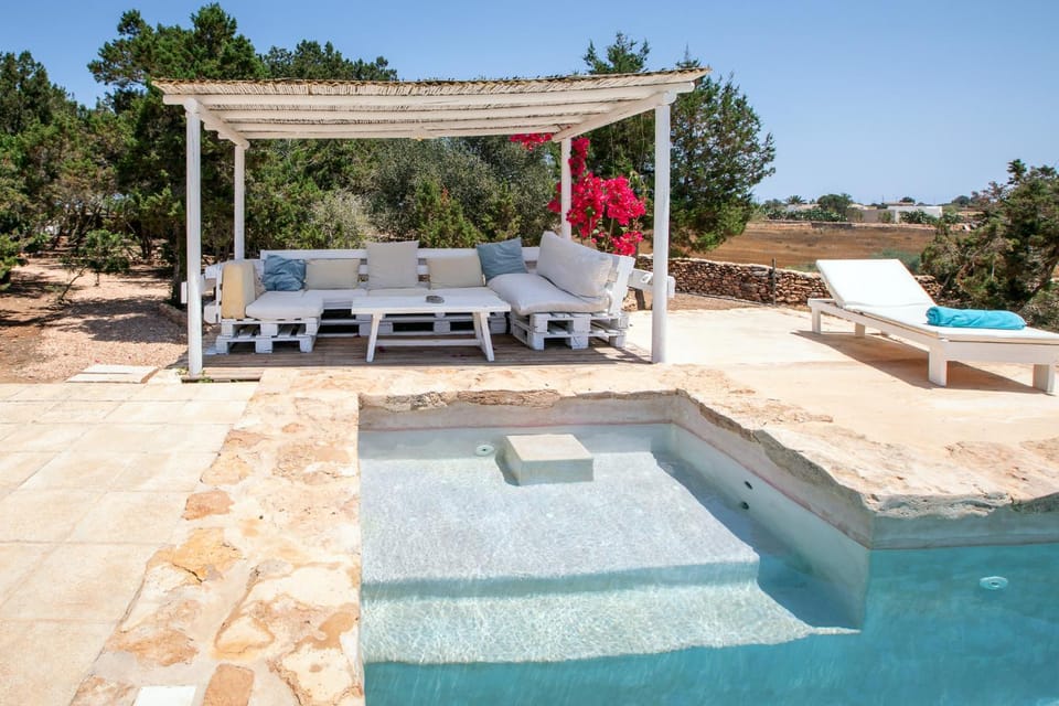 Swimming pool, sunbed