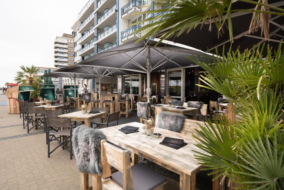 Restaurant/places to eat, Balcony/Terrace