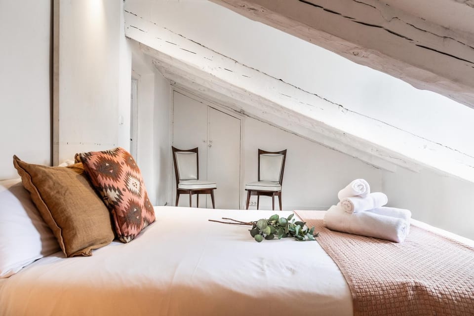 Bed, Bedroom, towels