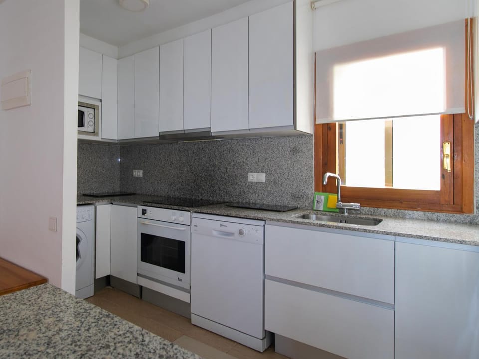Kitchen or kitchenette, oven, stove